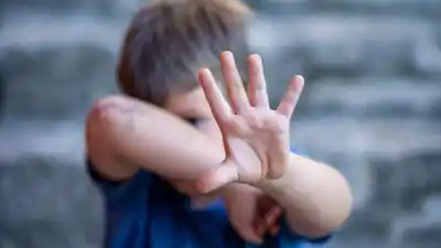 Hallaron una tarjeta SD en la calle y destaparon una red de abuso infantil: un docente y su esposa irán a juicio