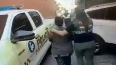 Una pareja prófuga por maltrato infantil fue capturada en Buenos Aires y trasladada a Tucumán