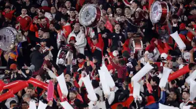 Emboscada a hinchas de River en Quilmes: piedras, balas y tres heridos