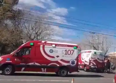 Otra vez el mismo cruce: impactante choque entre un ciclomotor y una camioneta dejó dos heridos