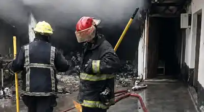Saltó un cerco electrificado, robó y prendió fuego todo: la millonaria destrucción en el salón de Subelza