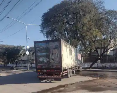 Un camión se enganchó con cables y derribó dos postes en avenida Independencia: lo que pasó después