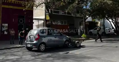 Así quedó una moto tras chocar contra un auto en pleno centro salteño