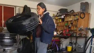 Creció entre ruedas y herramientas: la jujeña que se ganó un lugar en un oficio de hombres