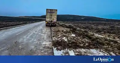 Por esquivar un choque frontal, un camión terminó atascado en la banquina de la Ruta 3