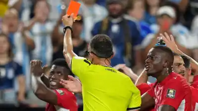 La IFAB confirmó lo que todos sospechaban: la roja a Embolo fue un error y el VAR falló