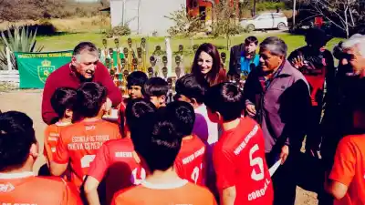El intendente Nediani se sumó a la fiesta del fútbol infantil en La Fraternidad y reveló un detalle que emocionó a todos
