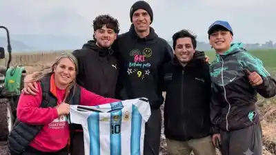Atrapado en el barro: el insólito rescate de Dibu Martínez que terminó con un gesto que emocionó a todos