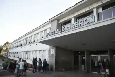 Atacaron a tiros a un joven en San Lorenzo: el disparo le dio en el cuello y hay trece vainas en la escena