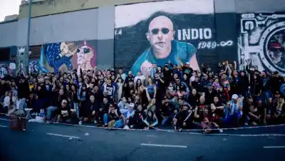 Inauguran en Llavallol el mural más grande del país dedicado al Indio Solari: tiene 80 metros