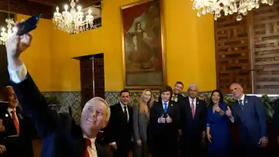 Insultos y acusaciones sin pruebas: el plan de Milei para ser el líder del trumpismo en la región