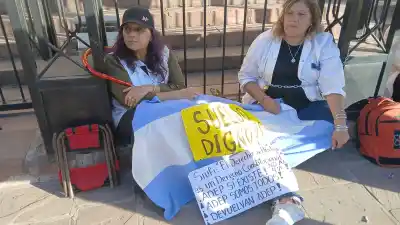 Se encadenaron en Casa de Gobierno: el desesperado reclamo de docentes que viajaron desde el interior
