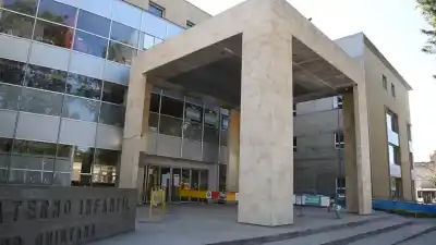 Ella llegó sangrando a la guardia, pero la hicieron esperar cuatro horas: el bebé murió
