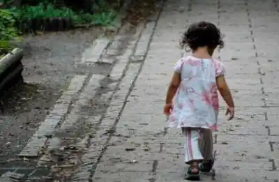 La encontraron sola, con frío y pidiendo comida: imputaron a su madre y a su pareja