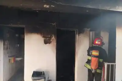Dos incendios en pleno centro: el fuego arrasó una cocina y amenazó un edificio en menos de 90 minutos