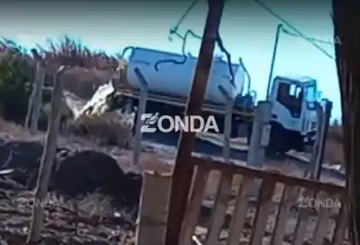 Un video los dejó furiosos: denuncian que un camión descargó residuos cloacales fuera de la zona permitida en Angaco