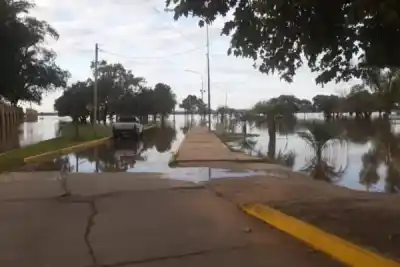 El Río Uruguay no da tregua: crece la angustia en Paso de los Libres y la costa correntina