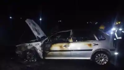 Un auto se incendió por completo en la ruta 307 cerca de Acheral y bomberos de Monteros acudieron al rescate