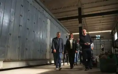 Cornejo visitó una fábrica de San Martín que produce salas eléctricas para el megaproyecto petrolero de Vaca Muerta