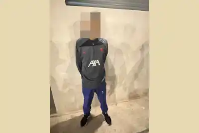Lo vieron saltando por los techos y lo atraparon en el patio de una casa en Capital
