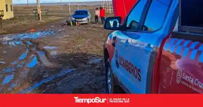 Un Peugeot 206 quedó atrapado en el barro y bomberos lo rescataron