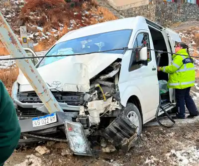 Turistas brasileños chocaron contra un poste en Ushuaia: qué pasó en la avenida Perito Moreno