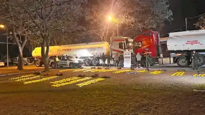 Dos camioneros y un acompañante detenidos con casi 400 kilos de cocaína en la ruta 34: la excusa de la "ropa sucia"