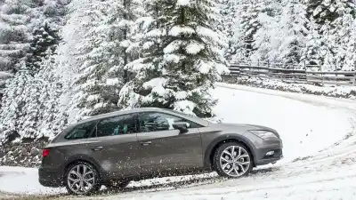 Vacaciones de invierno: las claves para manejar sobre nieve y hielo sin morir en el intento