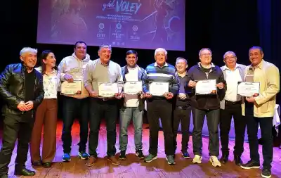 El emotivo reencuentro de leyendas del básquet y vóley en La Banda: recibieron la distinción "Memorables"
