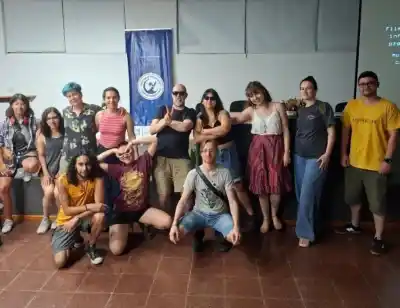 Vilipendiada por la crítica, hoy es de culto: "Un buen día" llega a Posadas gratis