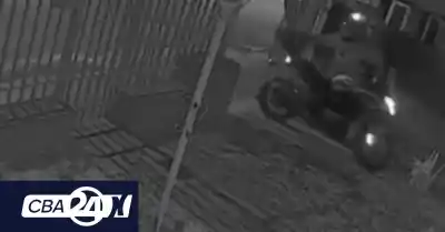 Lo atacaron a balazos y a golpes para robarle la moto cuando iba a trabajar
