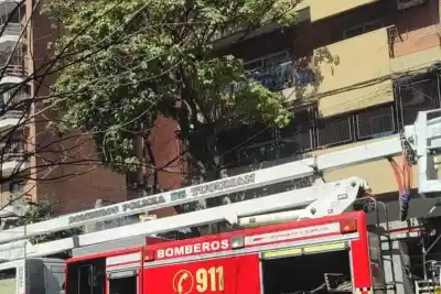 Colocaron ropa cerca del calefón y desataron un incendio en pleno centro: dos escaparon de milagro