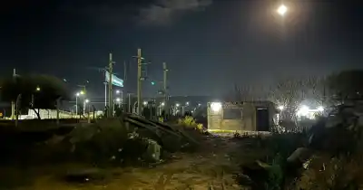 Basural de obra en construcción y oscuridad: el doble reclamo de vecinos en la avenida Bicentenario