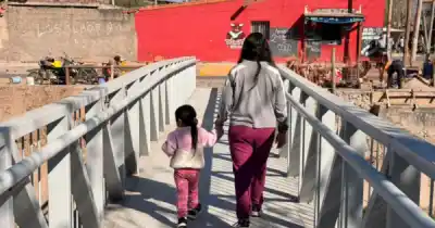 Vecinos y estudiantes festejan: habilitaron la nueva pasarela sobre el canal Yrigoyen