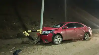 Perdió el control y terminó incrustado contra un poste en Comodoro