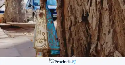 Apareció una imagen de la Virgen en una vereda y nadie sabe quién la dejó