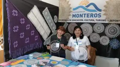 Artesanas monterizas llevan la randa al escenario nacional de Cosquín
