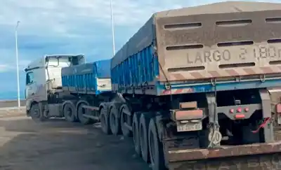 Vecino captó a dos gigantes bitrenes circulando por la Ruta 20 y generó polémica