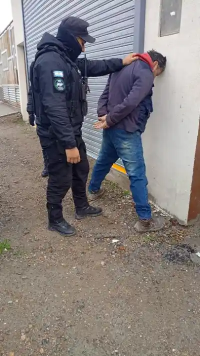 Ocultó fiambres y quesos entre sus prendas y casi se va sin pagar: lo atraparon en Comodoro