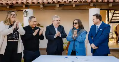 Firmaron el convenio para construir la hostería en Balcozna y prometen que estará lista en 12 meses