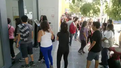 ¿Te hicieron esperar demasiado en una fila? Una conocida empresa de tarjetas fue multada por eso en Neuquén