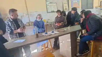 San Juan: estudiantes de dos escuelas crean una chicha de algarroba que promete revolucionar el mercado