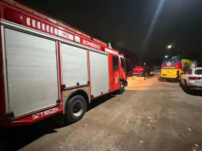 Las llamas devoraron un taller en Palmira: ¿qué pasó con los 15 autos que estaban adentro?