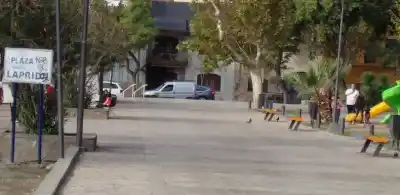 Salían de la escuela y los asaltaron en la plaza: la amenaza que recibió una madre
