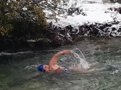 Nadó bajo una nevada en Bariloche y ahora se enfrenta al glaciar: la historia de la 'Voraz' que desafía el hielo