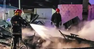 El fuego arrasó con todo en Piedra Buena: dramático operativo para salvar las casas vecinas