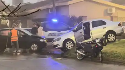 Choque en el macrocentro: un vehículo quedó destruido y el conductor atrapado