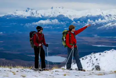 Amaneció cubierta de nieve: Esquel explota en plena temporada invernal y ya piensa en agosto