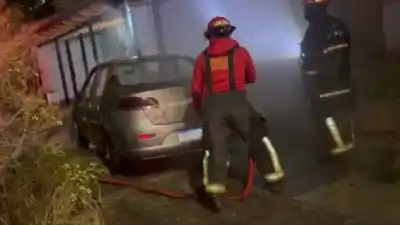 Fuego en la madrugada: un auto ardió en Las Heras y el dueño habla de venganza