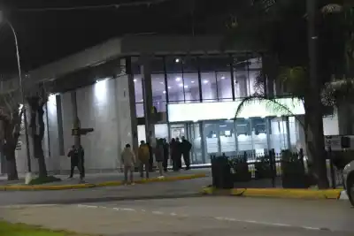 Entró por una ventana y escapó antes que la policía: el insólito intento de robo en un banco de Ramallo
